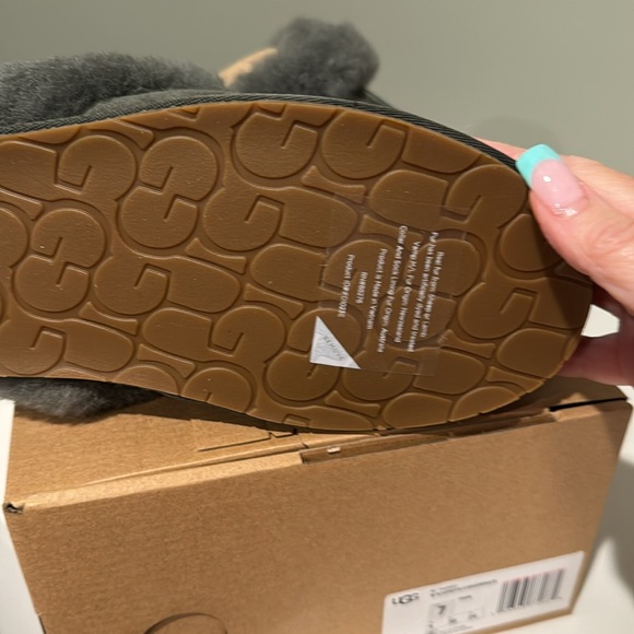 UGG sage green slippers 7 NWT - Picture 3 of 5